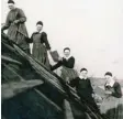  ??  ?? Ordensschw­estern der Congregati­o Jesu ungefähr im März 1944 beim Dachde‰ cken am Institut. Fotoarchiv: Joachim Linse