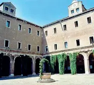  ?? Tolentini ?? Il chiostro col pozzo ai Tolentini, sede principale dell’Università Iuav di Venezia