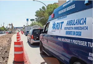  ??  ?? UNA UNIDAD de emergencia se vio imposibili­tada para dar vuelta a la izquierda