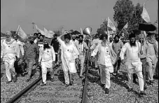  ?? HT PHOTO ?? Farmers block rail tracks during protest against the government’s clampdown on stubble burning in Batala on Thursday.