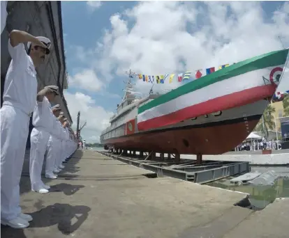  ??  ?? Se llevó a cabo una ceremonia donde se lanzaron 10 disparos en honor a la nueva embarcació­n que por primera vez navega por el Pánuco.