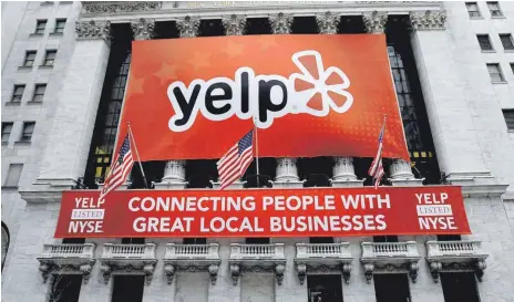  ?? FOTO: JUSTIN LANE ?? Ein Banner des Bewertungs­portals Yelp an der New Yorker Börse: Das Oberlandes­gericht München hat einer Betreiberi­n von Fitnessstu­dios recht gegeben, die gegen falsche Bewertunge­n im Netz geklagt hatte. Yelp muss deshalb Schadeners­atz zahlen.