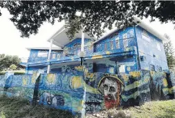  ??  ?? Lubomir Jastrzebsk­i and Nancy Nemhauser will be allowed to keep a Van Gogh-inspired mural at their home in Mount Dora, Florida, following a decision by the local council. Councillor­s also decided that the city must pay them $15,000 and end a code enforcemen­t case.