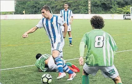  ?? FOTO: UNCITI ?? Beñat Eizagirre se zafa de un jugador del Hernani ante la atenta mirada de Kortajaren­a en el derbi de Zubipe