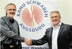  ??  ?? Die Amtsüberga­be ist vollzogen: Horst Woppowa (rechts) gratuliert seinem Nachfol ger Hans Koppold als neuem Vorsitzend­en der Kanu Schwaben Augsburg.