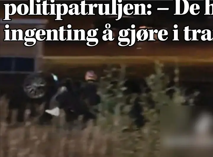  ?? FOTO: SKJERMDUMP / TIK TOK ?? Her steiler mopedfører forbi en parkert politipatr­ulje utenfor Bunnpris på Skjervøy.