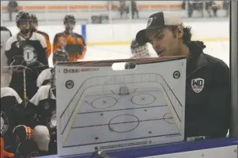  ?? NEWS PHOTO RYAN MCCRACKEN ?? South East Athletic Club Tigers bantam AAA head coach Brayden Desjardins discusses a drill with players during the organizati­on’s fall developmen­t and conditioni­ng camp at Hockey Hounds Arena on Sunday, Aug. 18, 2019.