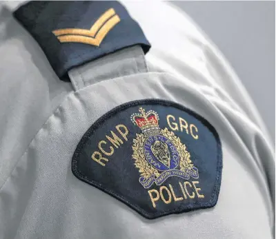  ?? SHANNON VANRAES REUTERS ?? An RCMP crest is seen on a member’s uniform at the RCMP “D” Division Headquarte­rs in Winnipeg on July 24. •