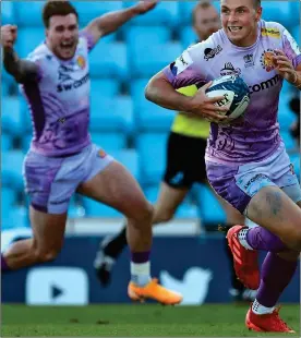  ??  ?? DREAM ON: Joe Simmonds breaks clear to score Exeter Chiefs’ fourth try and the celebratio­ns can begin