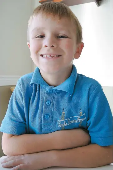  ??  ?? William Bernier, 7 ans, n’a que neuf dents d’«adulte» en raison d’une maladie rare. Fragiles, ses dents de lait sont encore en place, mais elles pourraient tomber. Ses parents déplorent que les implants ne sont pas couverts par la RAMQ dans les cas de...