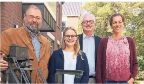  ?? RP-FOTO: MARKUS BALSER ?? Rudolf Koß, Inga Backhaus und Wolfgang Spittka (alle Hülskens) stellten am Freitag mit Beate Böckels (Holemans) die neuen Planungen zur Reeser Welle vor.