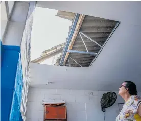  ?? MERY GRANADOS ?? Una profesora muestra parte del techo de la IED Pestalozzi, tras la afectación.
