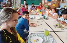  ?? Foto: S. Holzhauser ?? Ein gemeinsame­s Frühstück fand im Rahmen des Projekts „Experten im Alltag“an der Mittelschu­le Pöttmes statt.
