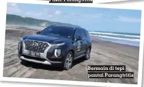  ?? ?? Bermain di tepi pantai Parangtrit­is