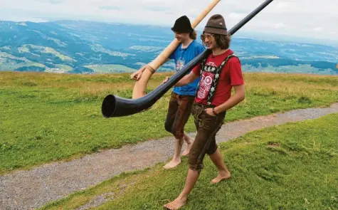  ?? Foto: Ingrid Grohe ?? Barfuß nur fürs Alphorn-ständchen mit Blick über den Bodensee und das Allgäu: Matthias Schriefl (vorne) und Johannes Bär bei ihrer „zfuaß“-tour.