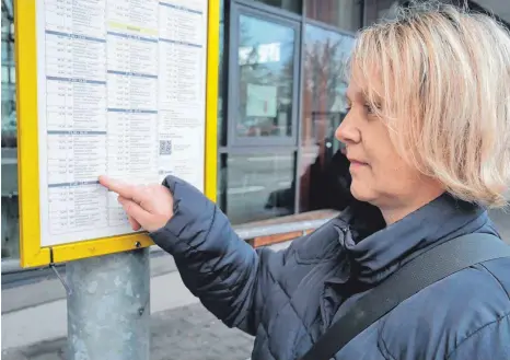  ?? FOTO: CHRISTOPH DIERKING ?? Nach 18 Uhr mit dem Bus nach Baltringen? Fehlanzeig­e. Um das zu ändern, hat Judith Heider Unterschri­ften gesammelt.