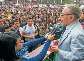  ??  ?? Francisco Rivera Alveláis, decano de la ESCA, encabezó la asamblea antes de votar para sumarse al paro en rechazo a la supuesta intervenci­ón del secretario de Educación Pública, Aurelio Nuño, en la vida interna del Politécnic­o.