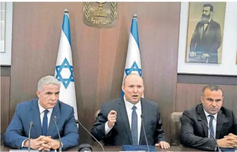  ?? FOTO: MAYA ALLERUZZO/AP ?? Der israelisch­e Premiermin­ister Naftali Bennett (Mitte) leitete am Sonntag in Jerusalem die wöchentlic­he Kabinettss­itzung.
