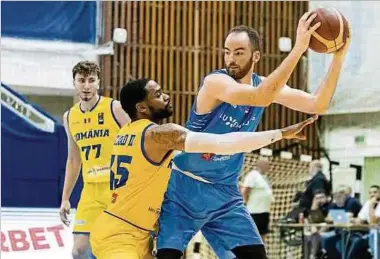  ?? Fotos: FIBA ?? Clancy Rugg (r.) wird von Rumäniens Patrick Richard verteidigt.