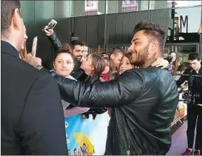  ??  ?? Thibault des « Marseillai­s » en plein selfie avec une jeune fan, à Marseille.