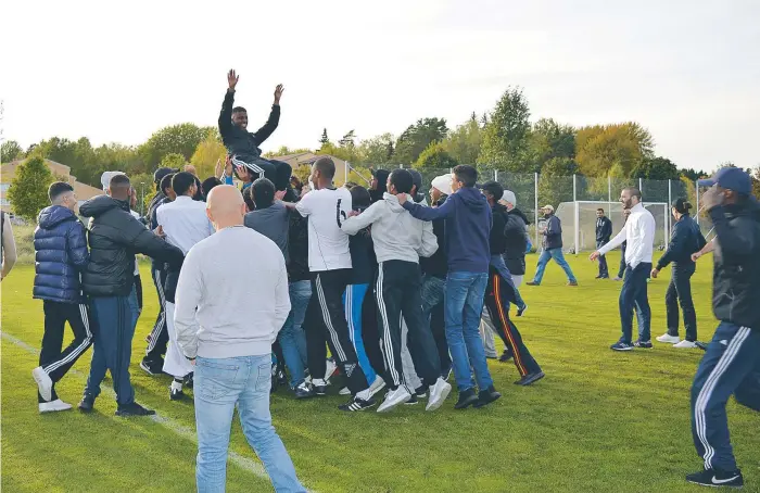  ?? FOTO: ELIN LÖRNBO ?? GLÄDJE. En av tränarna som varit med sedan laget startade, Sirag Sheikh Omer, hyllades när Husby FF vann serien.