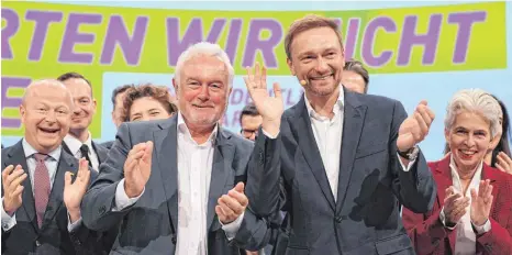  ?? FOTO: DPA ?? Liberale Lichtgesta­lt: FDP-Chef Christian Lindner (2. v. re.) lässt sich feiern – auch von Parteivize Wolfgang Kubicki (3. v. re.) und dem baden-württember­gischen Spitzenkan­didaten Michael Theurer (links).