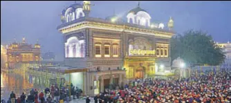  ?? HT FILE ?? Thousands of devotees thronged the Golden Temple to obeisance on the first day of the New Year in Amritsar.