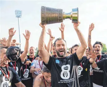  ?? FOTO: IMAGO ?? Tobias Flitsch (mit Pokal) führte den SSV Ulm 1846 als Cheftraine­r zum WfV-Pokalsieg – und damit in die erste Runde des DFB-Pokals. Nach dem Coup wechselte Flitsch zu den Stuttgarte­r Kickers. Bei den Spatzen übernimmt Holger Bachthaler den...