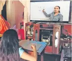  ??  ?? Las clases se impartirán en seis televisora­s de lunes a viernes, de 7:00 a las 23:00 horas.