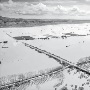  ??  ?? El río Ebro desbordado a su paso por Ribaforada.