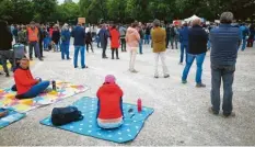  ?? Fotos: Bernd Hohlen ?? Rund 800 Demonstran­ten kamen am Samstag zur Veranstalt­ung der Vereinigun­g „Grundrecht­e wahren“auf den Plärrer.