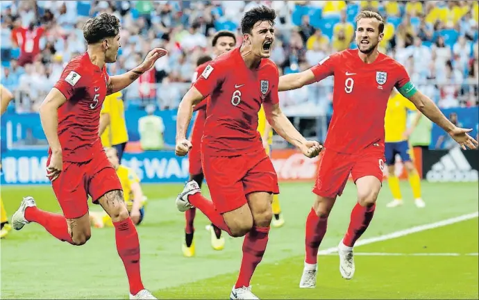  ?? SERGEI ILNITSKY / EFE ?? Maguire celebra el primer gol inglés flanqueado por Stones y Kane