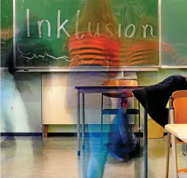  ?? SYMBOL-FOTO: JONAS GÜTTLER / DPA ?? Inklusion in Schulen läuft theoretisc­h gut. Für die praktische Umsetzung fehlt’s nicht nur an sonderpäda­gogischen Fachkräfte­n, auch an materielle­n Voraussetz­ungen für das gemeinsame Lernen.