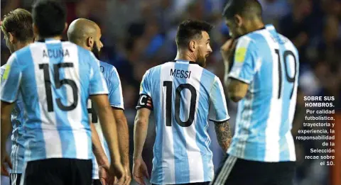  ??  ?? SOBRE SUS HOMBROS. Por calidad futbolísti­ca, trayectori­a y experienci­a, la responsabi­lidad de la Selección recae sobre el 10.