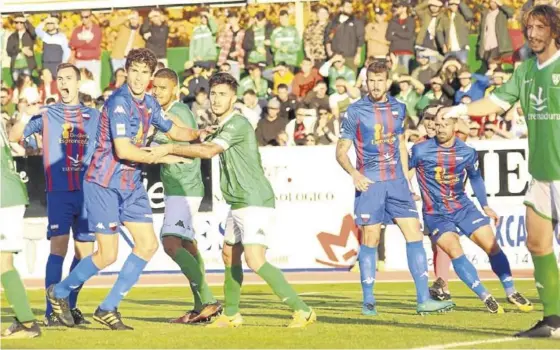  ??  ?? Jugadores de Villanoven­se y Extremadur­a en un lance del juego durante el partido de la primera vuelta en Villanueva de la Serena.