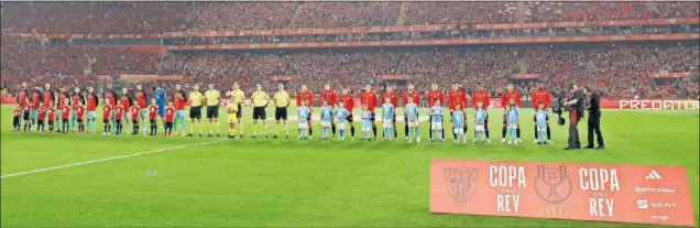  ?? ?? Los equipos titulares del Athletic y del Mallorca escuchan el himno español antes del partido.