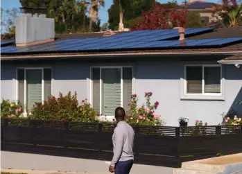  ?? /CALMATTERS ?? Ken Wells de O&M Solar Services mira unos paneles solares en Ladera Heights.