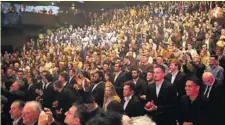  ??  ?? Lundi 19 mars, au Casino Barrière de Toulouse, 1 300 personnes étaient présentes pour applaudir le jeune internatio­nal Antoine Dupont.