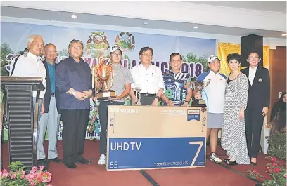  ??  ?? TAHINIAH: Abang Johari (tengah) menyampaik­an hadiah kepada pemenang kejohanan golf 31st Sarawak Classic 2018 di Kuching semalam.