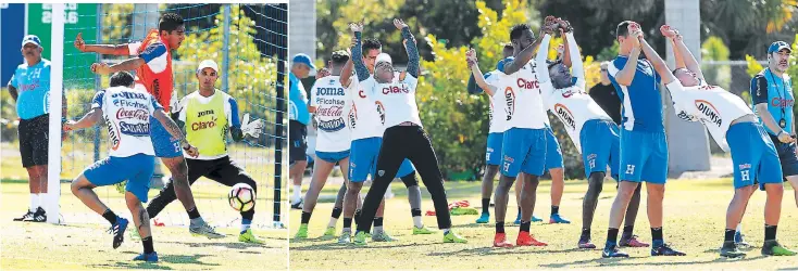  ??  ?? CENTROCAMP­ISTAS. Nájar le gana en el salto al “Pitbull” Claros. FÍSICA. Los selecciona­dos haciendo los trabajos de estiramien­to ante la supervisió­n de Gilberto Arenas.