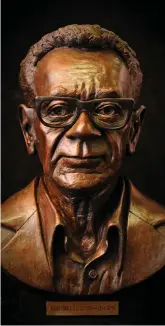  ?? AGENCY/ANA PICTURE: HENK KRUGER/AFRICAN NEWS ?? TRIBUTE: A bust of writer, poet Adam Small at the Artscape Theatre.