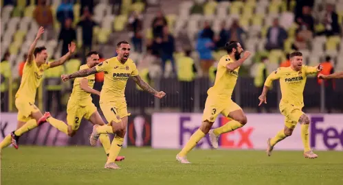  ??  ?? In trionfo La gioia dei giocatori del Villarreal dopo l’errore di De Gea dal dischetto che consegna l’Europa League agli spagnoli