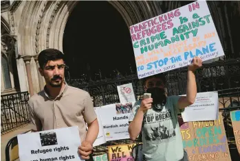  ?? ALASTAIR GRANT/AP ?? UK deportatio­n plan: Protesters opposed to a British government plan to deport asylum-seekers of various nationalit­ies
to Rwanda voice their opinions Monday outside High Court in London. Prime Minister Boris Johnson’s office said the first deportatio­n flight would go ahead as scheduled Tuesday after an appeals court refused to block the policy.