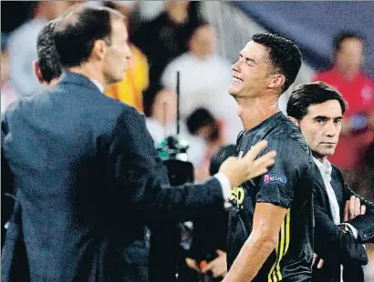  ?? JUAN CARLOS CÁRDENAS / EFE ?? Cristiano Ronaldo abandona Mestalla plorant entre Allegri i Marcelino