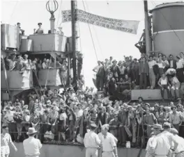  ??  ?? REPOBLACIÓ­N DE PALESTINA. Entre 1917 y 1948, la región estuvo bajo mandato británico, que favoreció la constante llegada de colonos judíos (en la fotografía, un barco arriba al puerto de Haifa).