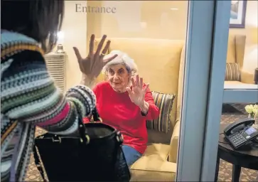  ?? SARAH REINGEWIRT­Z — STAFF PHOTOGRAPH­ER ?? Hermosa Beach resident Karen Klink visits her 86-year-old mother, Cynthia Tachner, at the Silverado Beach Cities Memory Care Community in Redondo Beach on Monday. Klink is hopeful she’ll get in-room visits with her mother in the near future.