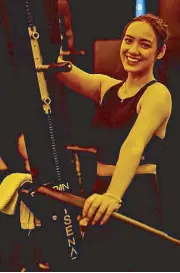  ??  ?? Aryanna Epperson and Rhian Ramos try out the Versaclimb­er.