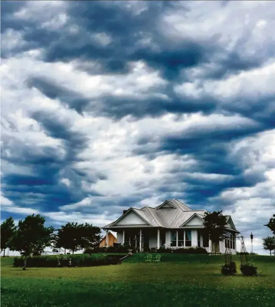  ?? Rob Rosenbaum ?? Linda O'Neal and Rob Rosenbaum asked their builder to create a new home that looks like an old one for their 20-acre site in Burton, in Washington County.