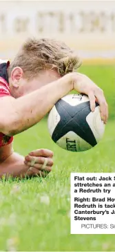  ?? PICTURES: Simon Bryant ?? Flat out: Jack Simmons sttretches an arm for a Redruth try