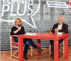 ?? Foto: Thorsten Jordan ?? In Kaufering: SPD Spitzenkan­didatin Natascha Kohnen mit dem ehemaligen PEN. Präsidente­n Johano Strasser als Gesprächsp­artner.